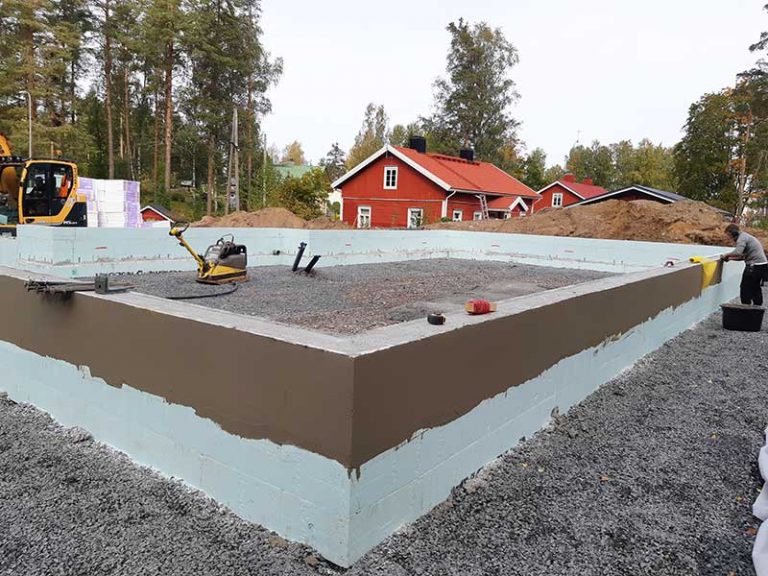 Perustukset ja sokkeli Nudura-järjestelmällä Nurmijärvellä.