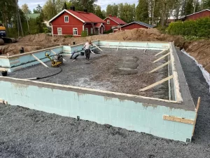 Omakotitalon perustukset avaimet käteen Nudura-eps-eristeharkkojärjestselmällä